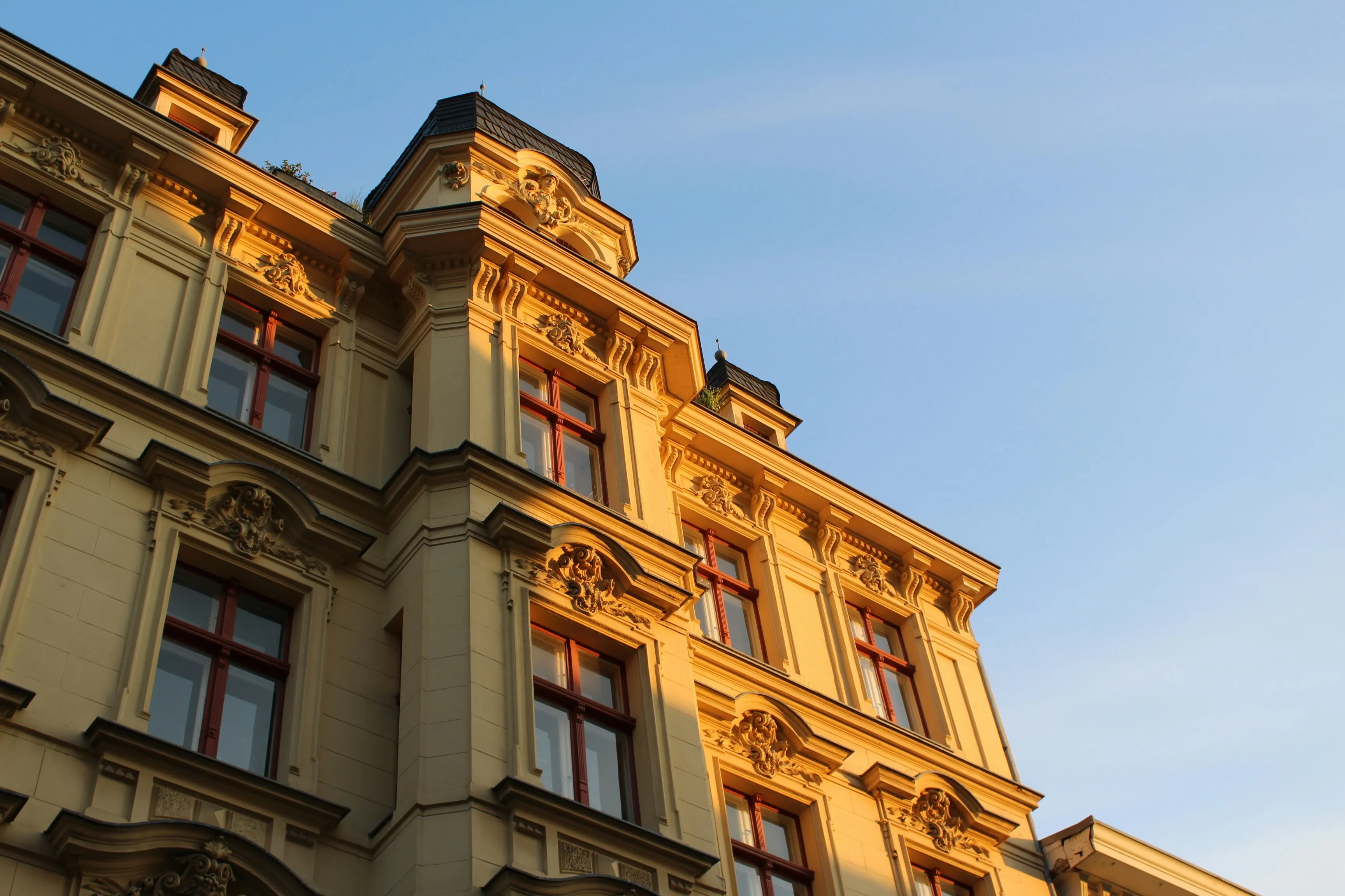 Historisches denkmalgeschütztes Gebäude im Sonnenlicht